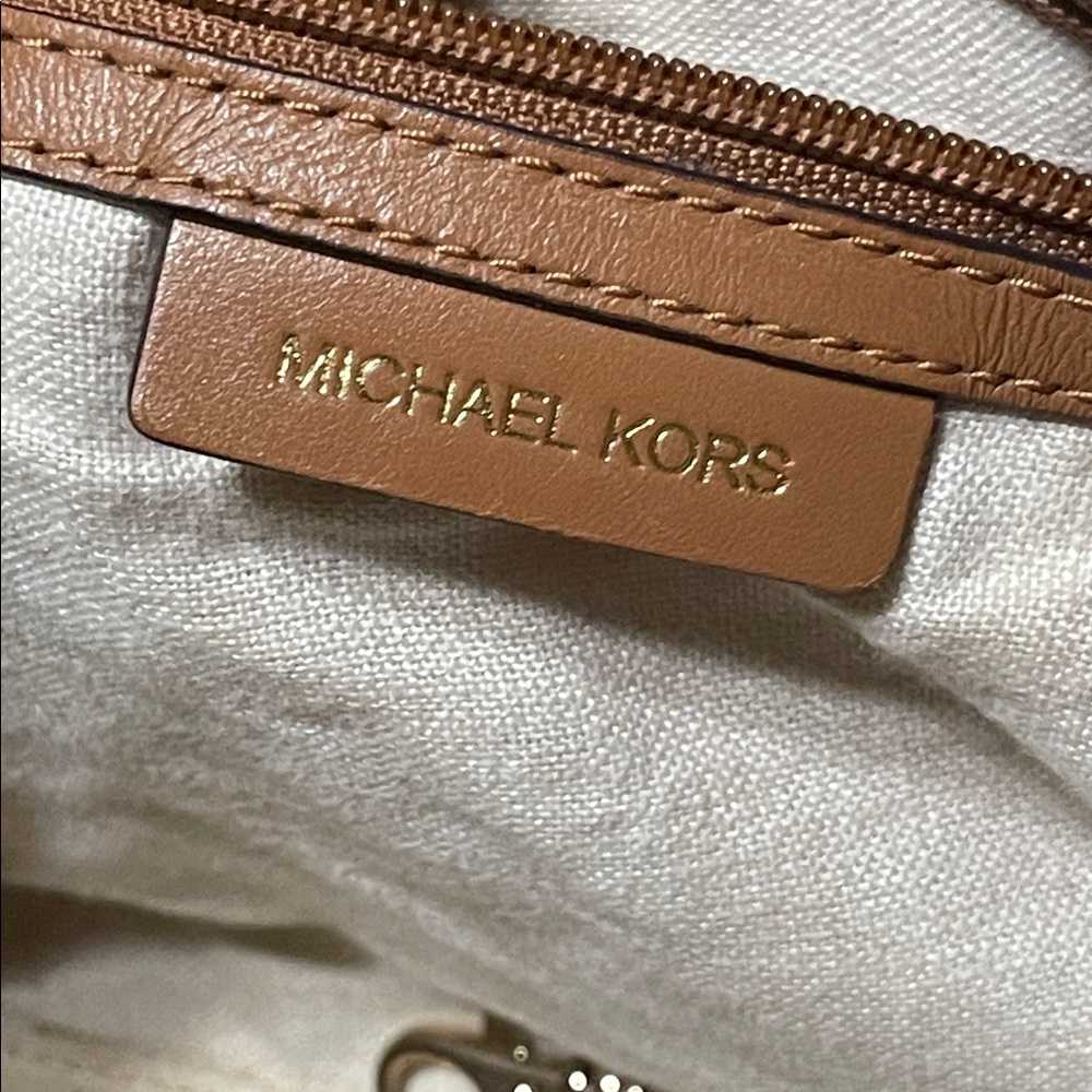 Michael Kors Island Large Grab Bag - Picture 11 of 16